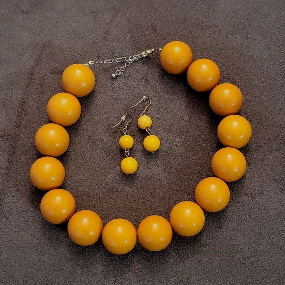 Jumbo faux pearl earrings & necklace set